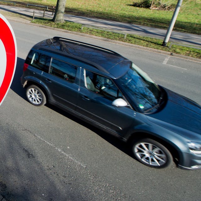 Das Bild zeigt ein Tempo 30-Schild, an dem ein Auto vorbeifährt.