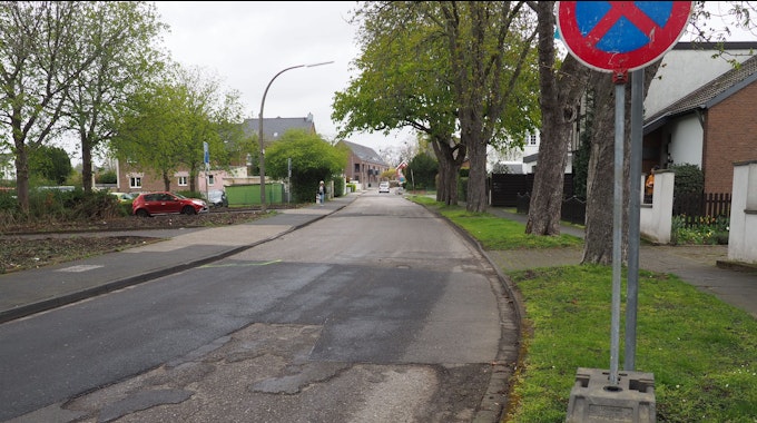 Das Foto zeigt die Straße Am Hahnacker. Sie ist kaputtgefahren, seitdem sie als Umleitungsstrecke für die gesperrte Carl-Schurz-Straße dient.