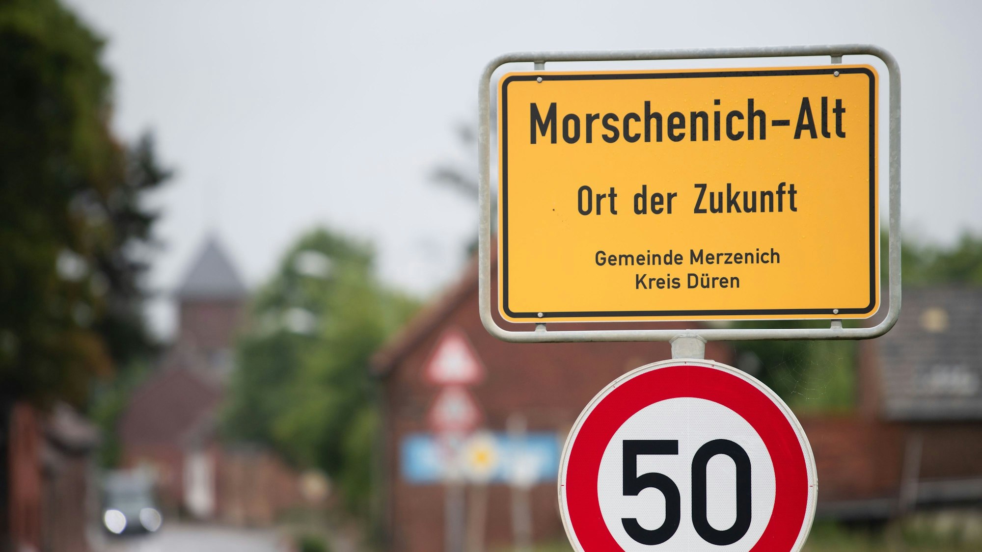 21.07.2022, Nordrhein-Westfalen, Morschenich: Das Ortseingangsschild von Morschenich-Alt. Der kleine Ort Morschenich am Tagebau Hambach sollte den Braunkohlebaggern weichen. Doch dieses Vorhaben wurde aufgeben.