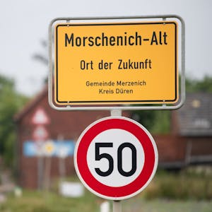 21.07.2022, Nordrhein-Westfalen, Morschenich: Das Ortseingangsschild von Morschenich-Alt. Der kleine Ort Morschenich am Tagebau Hambach sollte den Braunkohlebaggern weichen. Doch dieses Vorhaben wurde aufgeben.&nbsp;