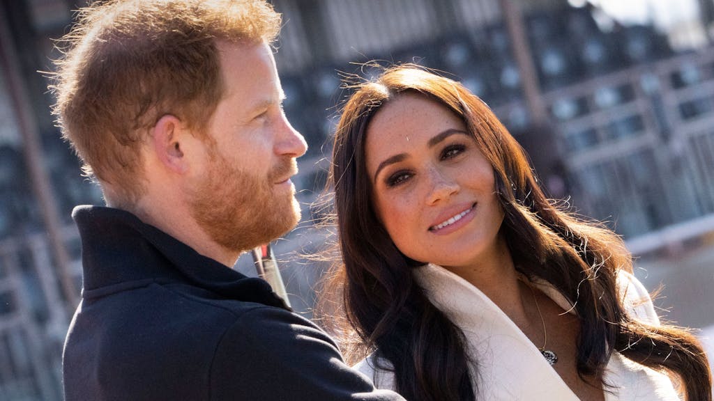 Prinz Harry nimmt ohne Ehefrau Meghan an der Krönung von Vater Charles in London teil. Unser Foto zeigt das Paar im April 2022 in Den Haag.