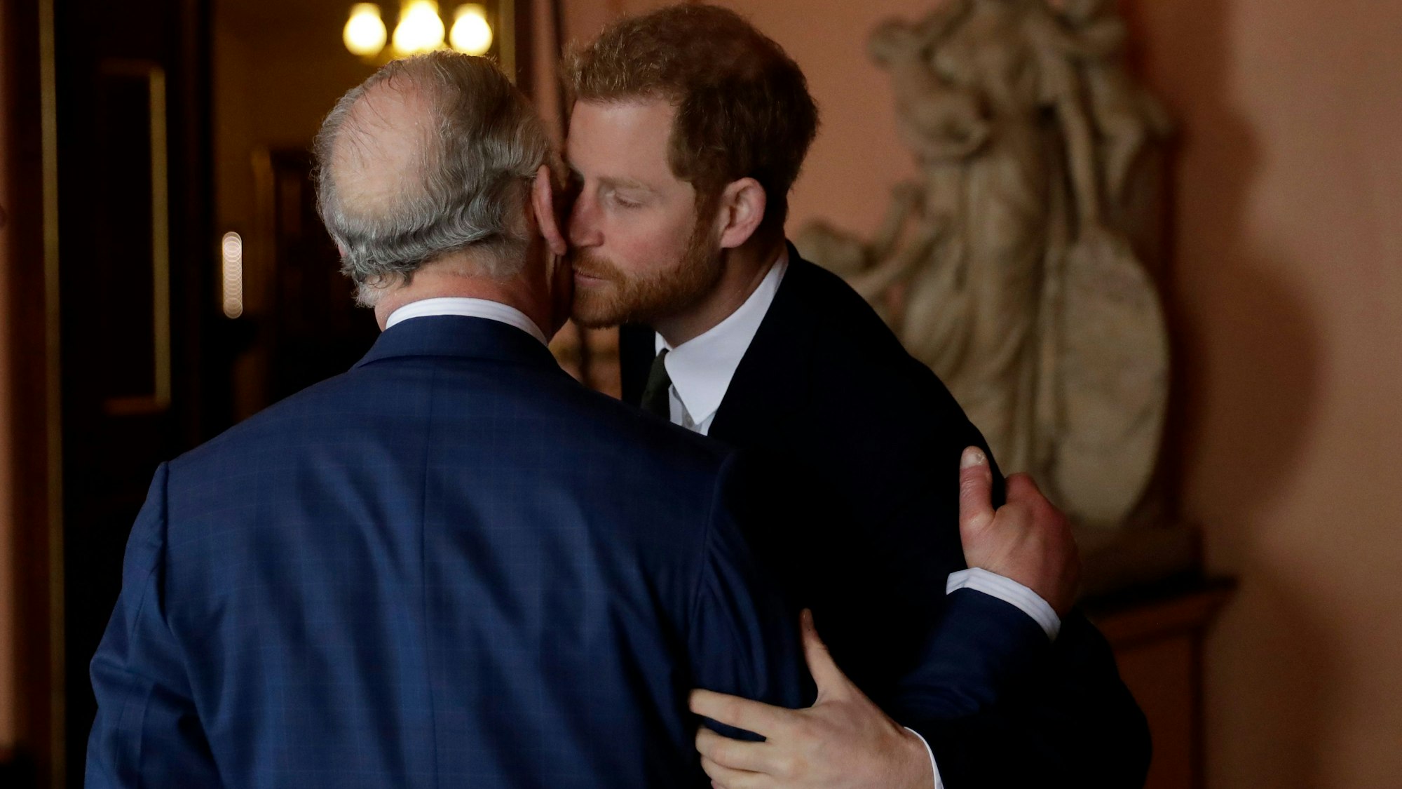 König Charles und Prinz Harry umarmen sich.