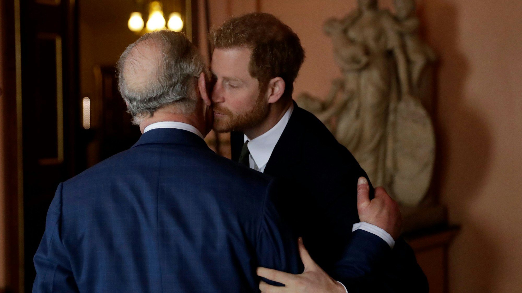 Der damalige Prinz Charles und sein Sohn, Prinz Harry, bei einem Treffen 2018.