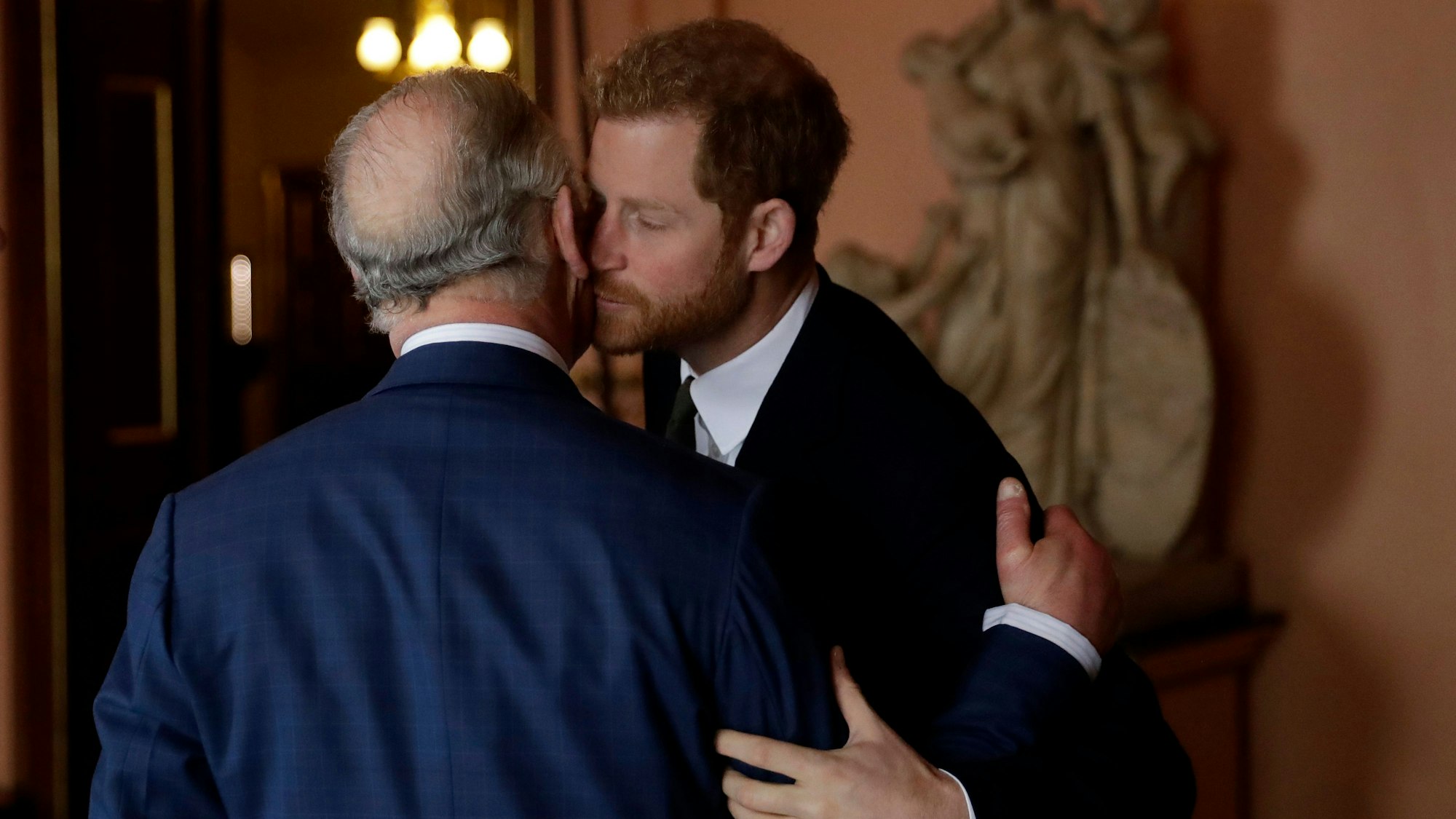Prinz Harry und der damalige Prinz Charles begrüßen sich mit Wangenkuss.