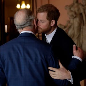 Prinz Harry und der damalige Prinz Charles begrüßen sich mit Wangenkuss.