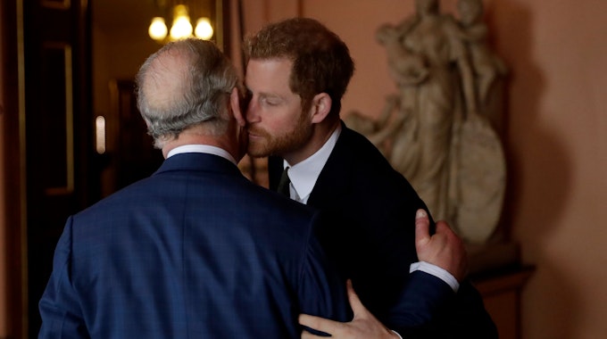 Der damalige Prinz Charles und sein Sohn, Prinz Harry, bei einem Treffen 2018.