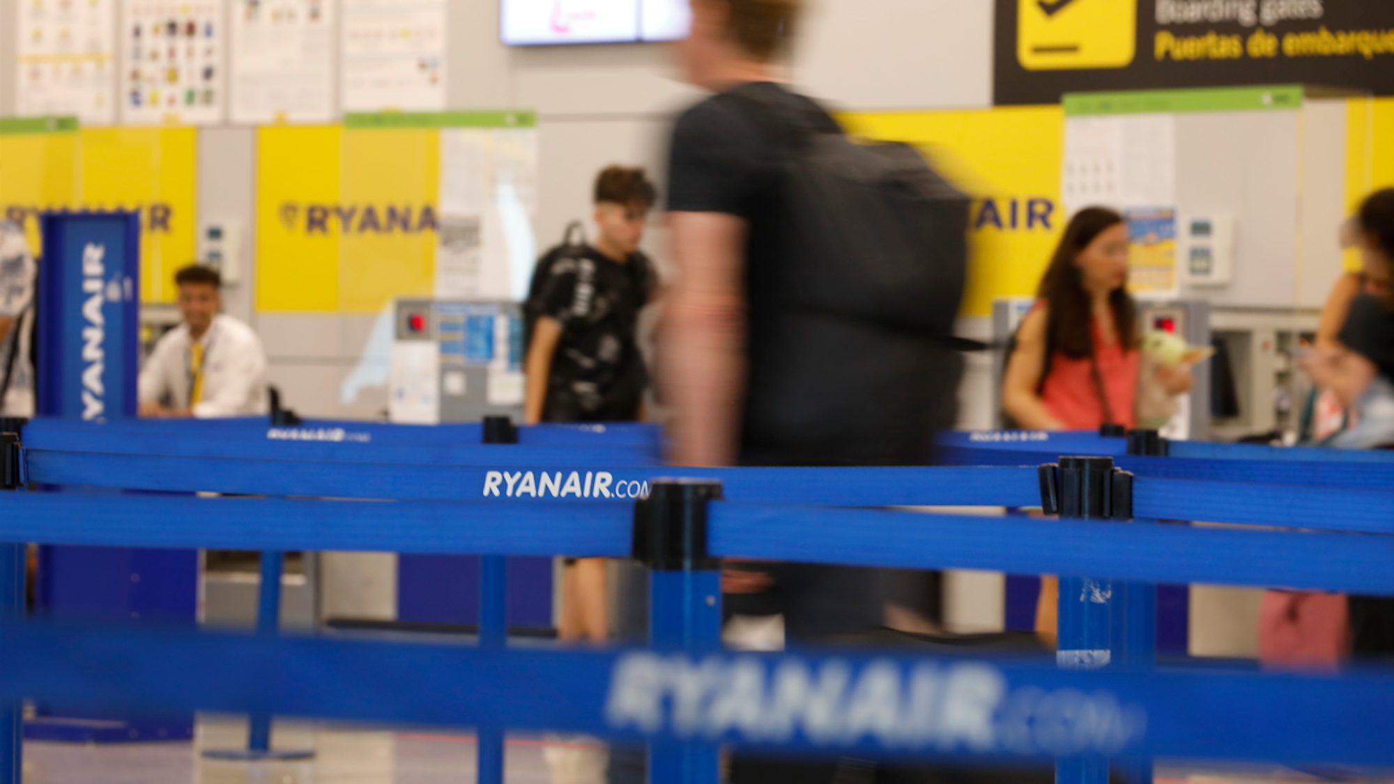 Menschen kommen zu den Abfertigungsschaltern von Ryanair am Flughafen Palma de Mallorca.
