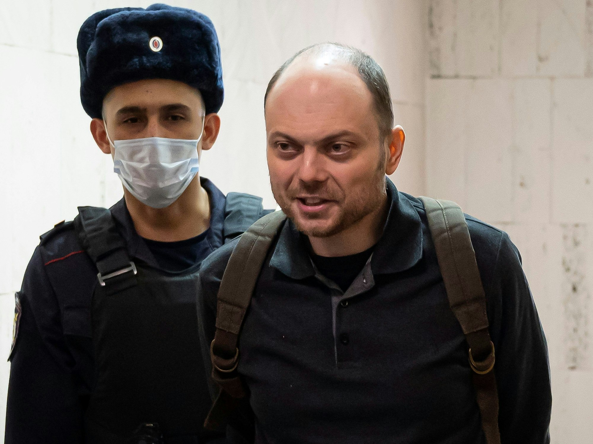 Wladimir Kara-Mursa (r), Kreml-Kritiker, wird am 8. Februar 2023 zu einer Anhörung in einem Gericht begleitet.