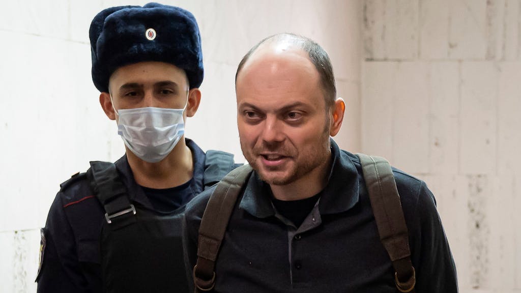 Wladimir Kara-Mursa (r), Kreml-Kritiker, wird am 8. Februar 2023 zu einer Anhörung in einem Gericht begleitet.