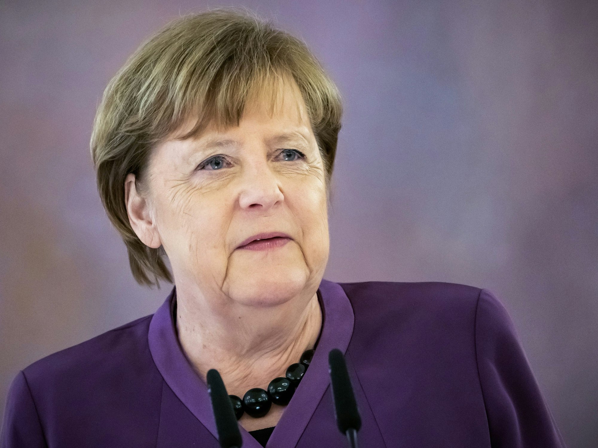 Angela Merkel, ehemalige Bundeskanzlerin, spricht, nachdem sie das Großkreuz des Verdienstordens der Bundesrepublik Deutschland in besonderer Ausführung im Schloss Bellevue verliehen bekommen hatte.