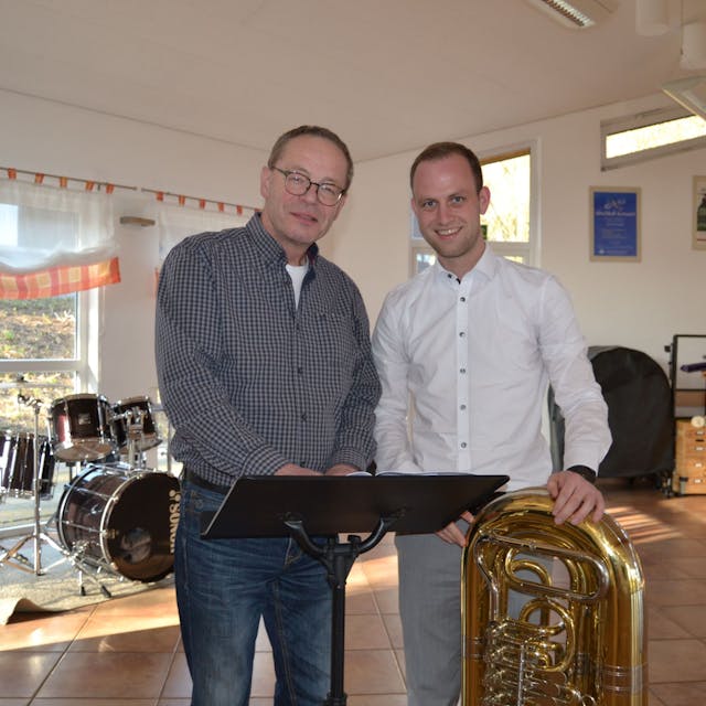 Der neue Dirigent Ewald Metzger mit Vereinschef Steffen Goße.
