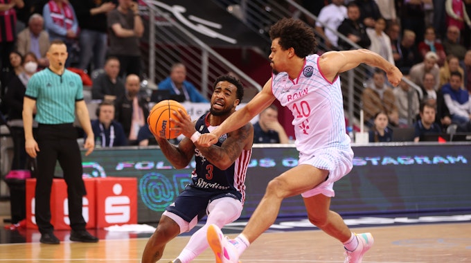 Marcus Keene (Strasbourg) ringt mit Collin Malcolm (Bonn) um den Basketball.