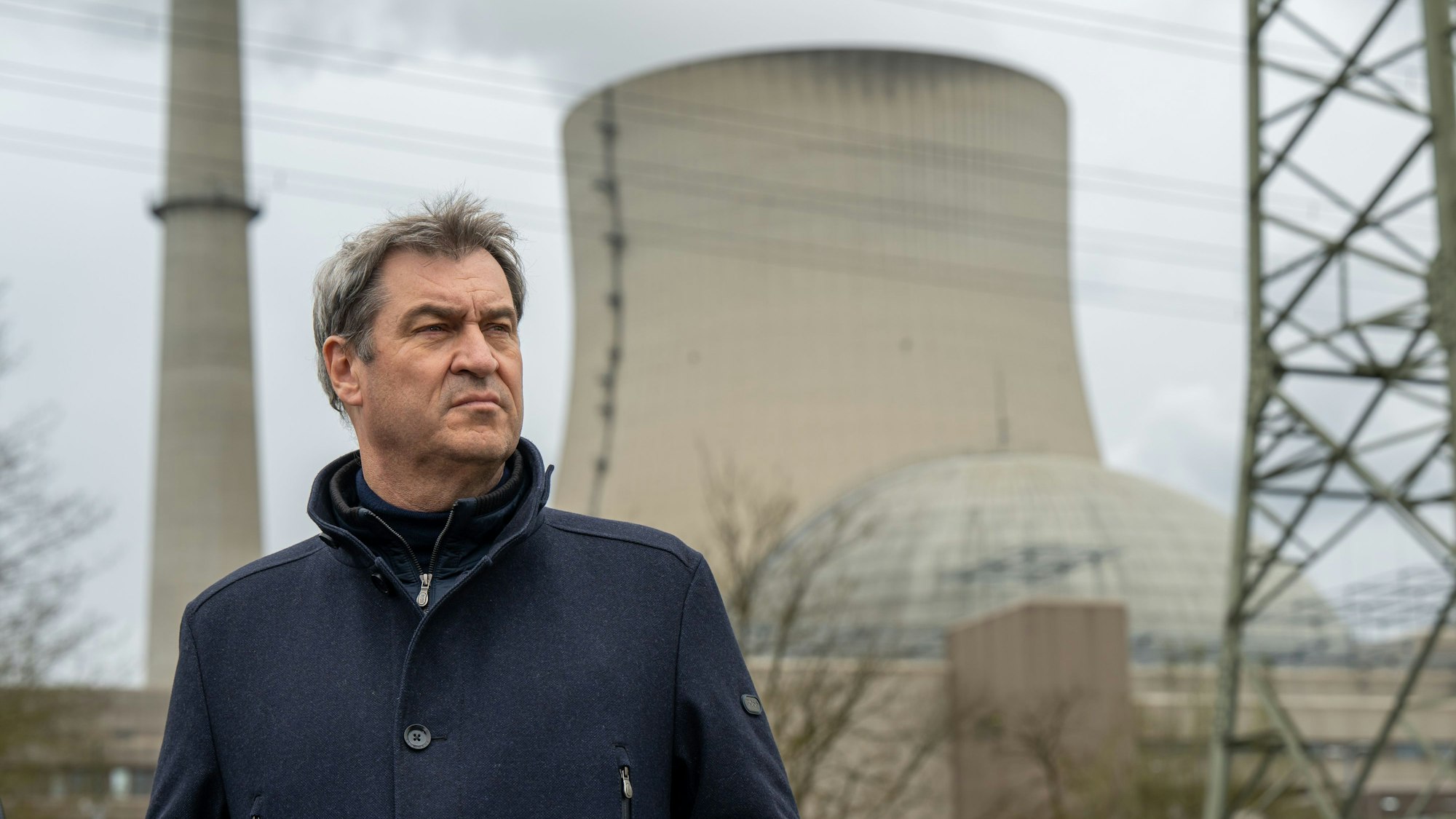 Markus Söder (CSU), Ministerpräsident von Bayern, nimmt nach seinem Besuch des Kernkraftwerks Isar 2 an einer Pressekonferenz vor der Anlage teil. Dass die Ära der Kernenergie in Deutschland vorerst beendet ist, will er nicht akzeptieren.