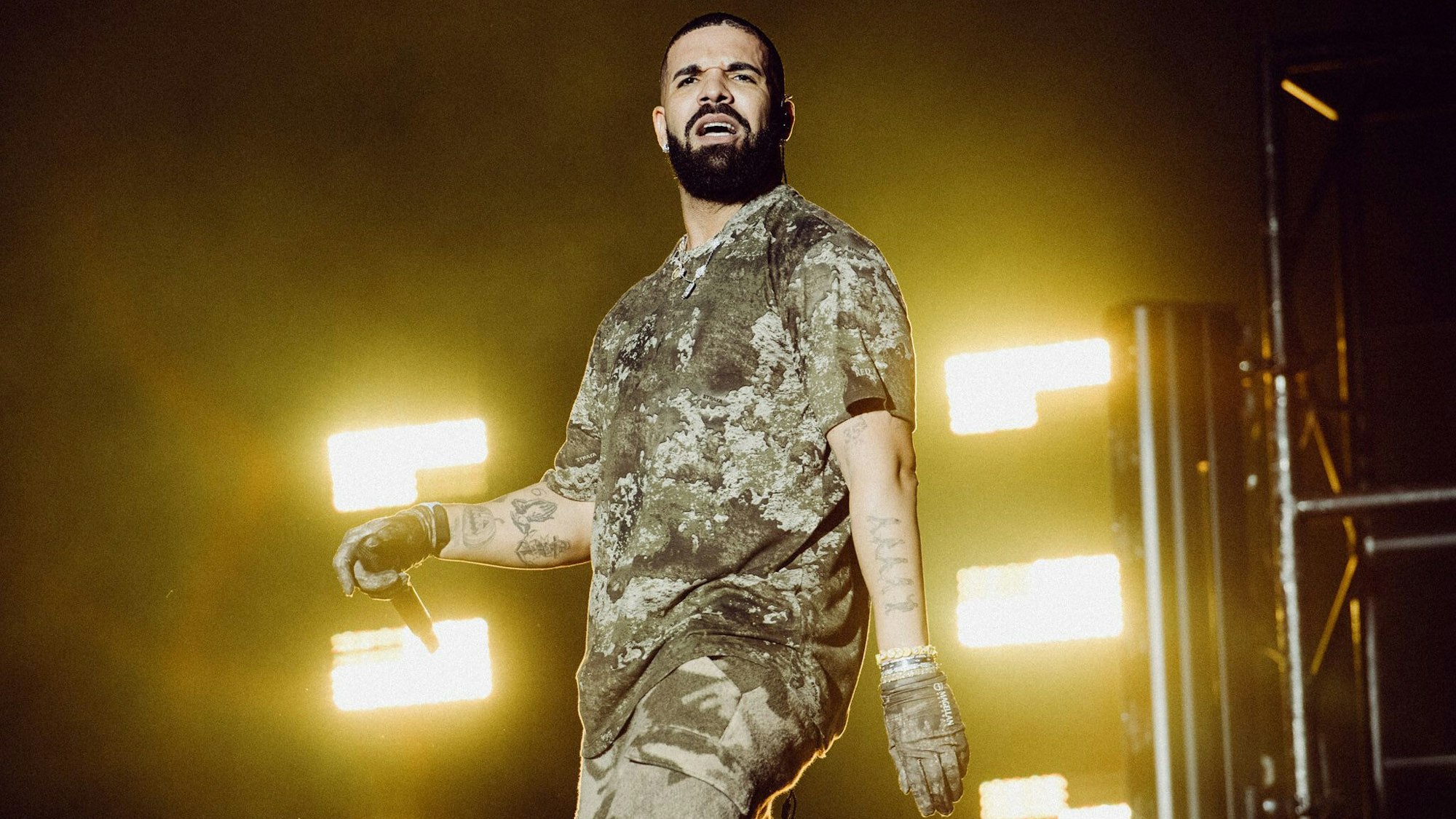Rapper Drake bei seinem Überraschungsauftritt beim Wireless Festival in London. (zu dpa «Her Loss»: Drake kündigt gemeinsames Album mit 21 Savage an») +++ dpa-Bildfunk +++