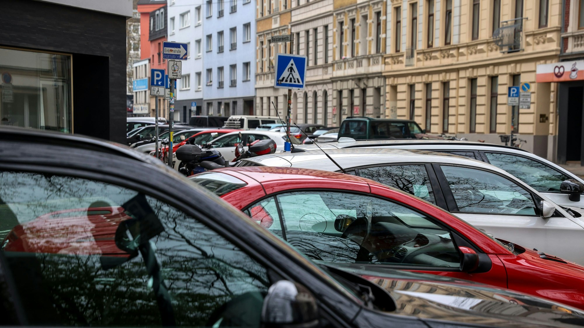 Parkende Autos in einer Straße in der Kölner Innenstadt.