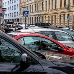 Parkende Autos in einer Straße in der Kölner Innenstadt.