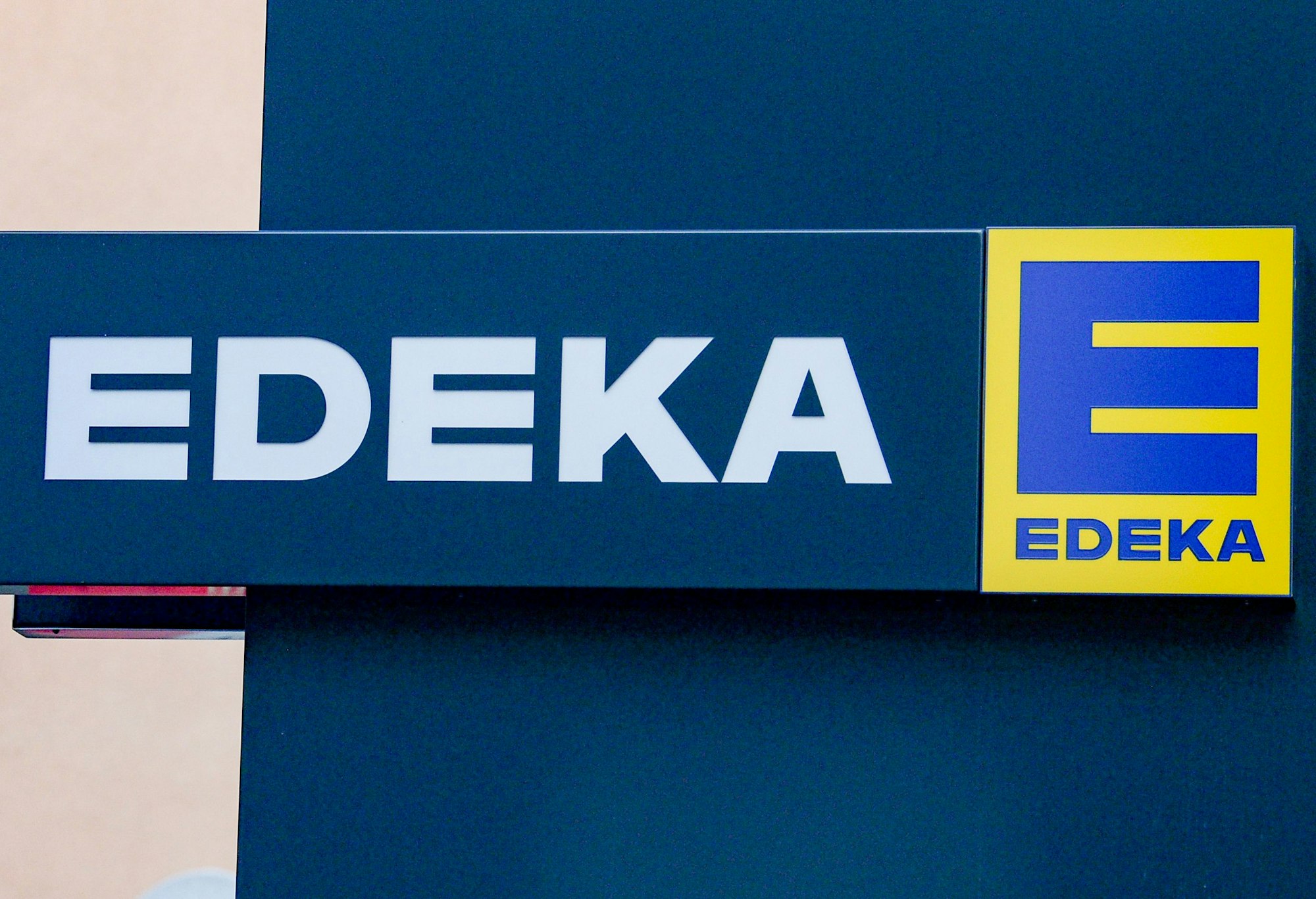 Das Logo von Edeka. Die Edeka-Gruppe ist Deutschlands größter Lebensmittelhändler.