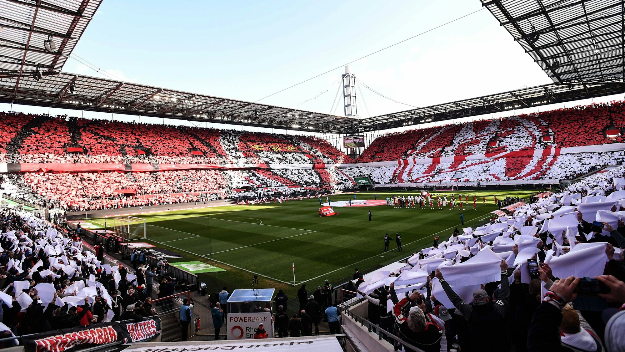 Ein deutlich weniger schöner Anblick wie bei dieser Choreo gegen den VfL Wolfsburg (25. Februar 2023) ereignete sich im Rhein-Energie-Stadion in Köln am Samstag (15. April 2023) gegen den FSV Mainz 05.