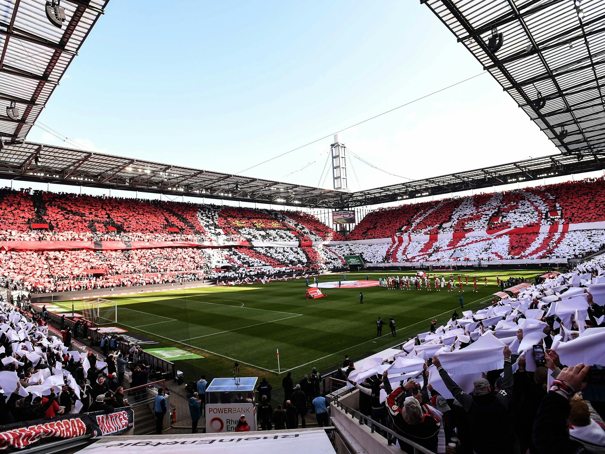 Die Fans des 1. FC Köln zeigen eine Choreo im RheinEnergieStadion.
