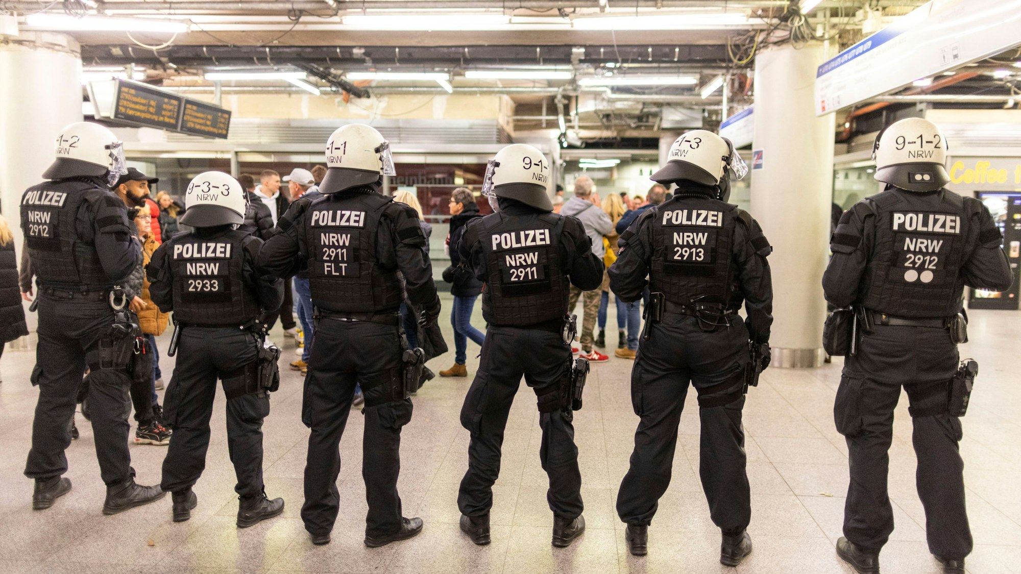 Polizeibeamte stehen in einem U-Bahnhof in der Düsseldorfer Altstadt. 