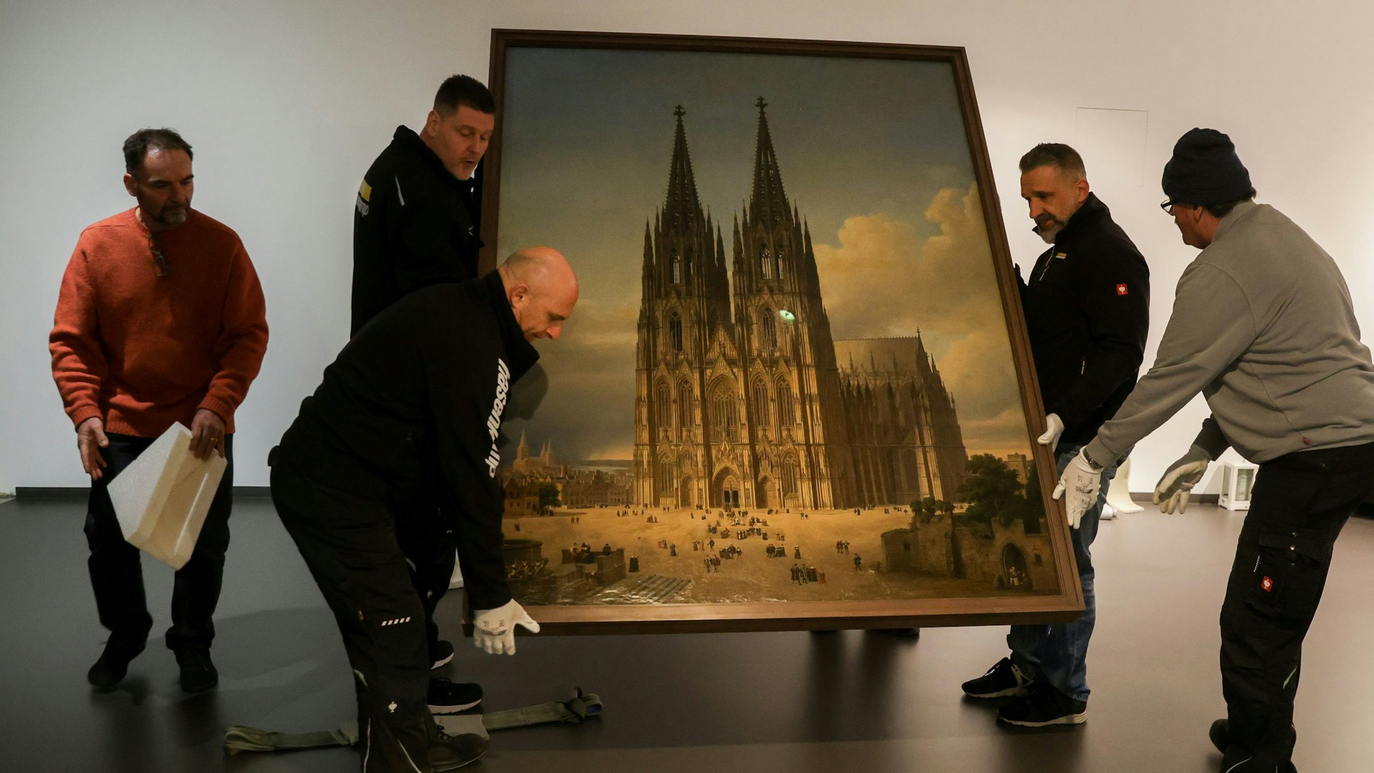 18.04.2023, Köln: Erste Großobjekte der zukünftigen Dauerausstellung erreichen das Stadtmuseum.

Foto: Michael Bause



