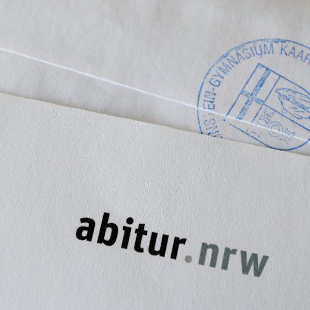 Ein Umschlag mit den Prüfungsaufgaben für das Abitur in Nordrhein-Westfalen.