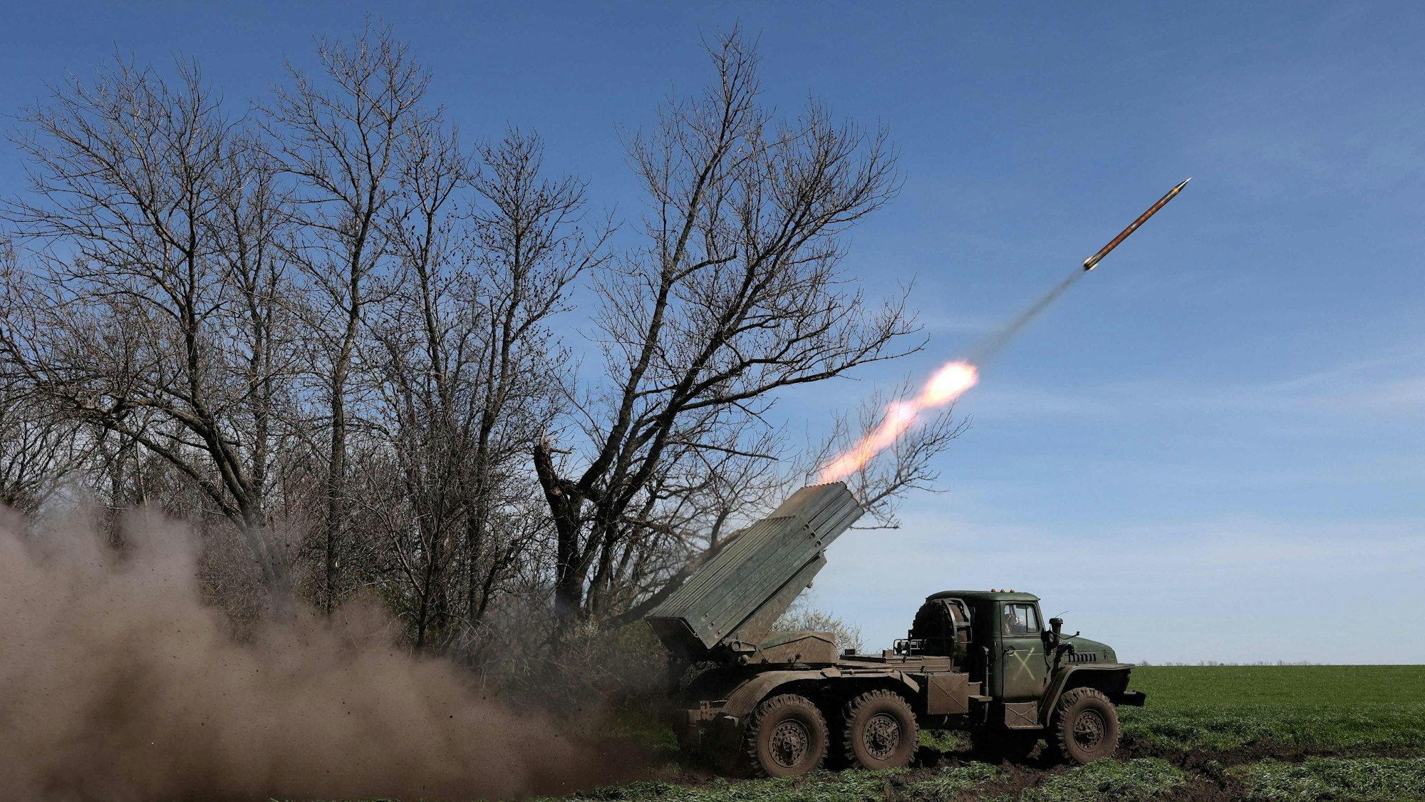 Ein ukrainischer Mehrfachraketenwerfer feuert seine Raketen ab.
