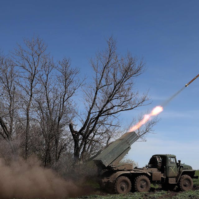 Ein ukrainischer Mehrfachraketenwerfer feuert seine Raketen ab.