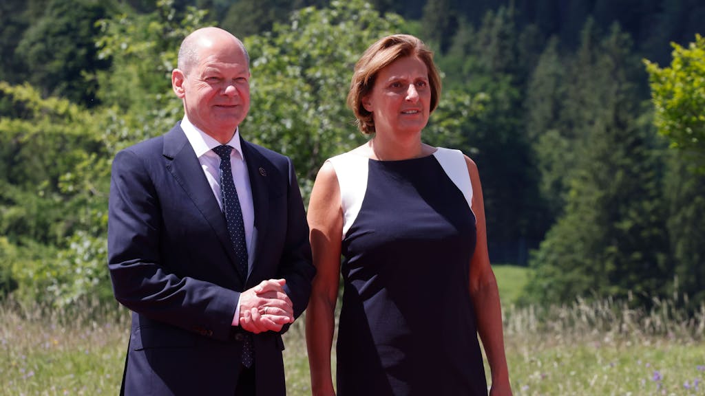 Bundeskanzler Olaf Scholz (SPD) und Britta Ernst, Frau von Bundeskanzler Scholz, warten auf die Ankunft der Gäste zum G7-Gipfel auf Schloss Elmau.