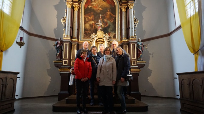 Sieben Personen stehen vor dem Altar in der Weilerswister Kirche.
