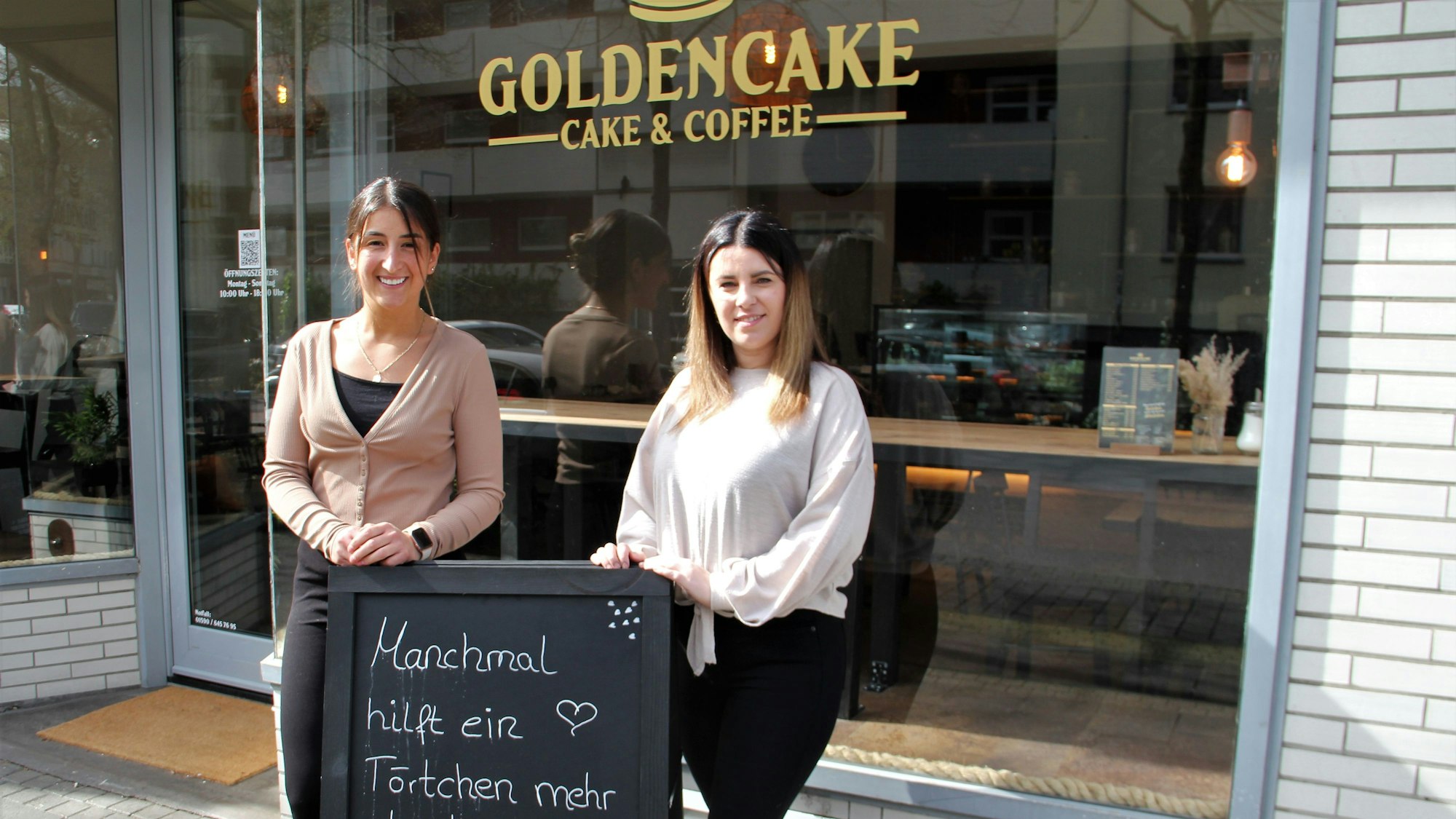 Die beiden Café-Inhaberinnen Chiara Akçan und Melinda Akçan stehen vor ihrem Golden Cake Café