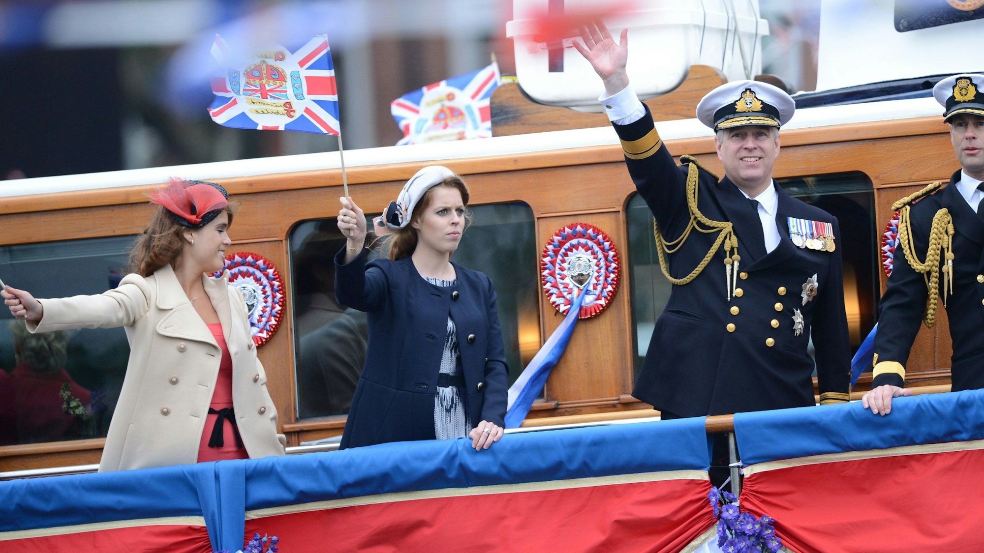 Prinzessin Beatrice, Prinz Andrew und Prinzessin Eugenie winken von ihrem Boot aus während des „Thames Diamond Jubilee Pageant“ auf der Themse am 3. Juni 2012 in London, England.