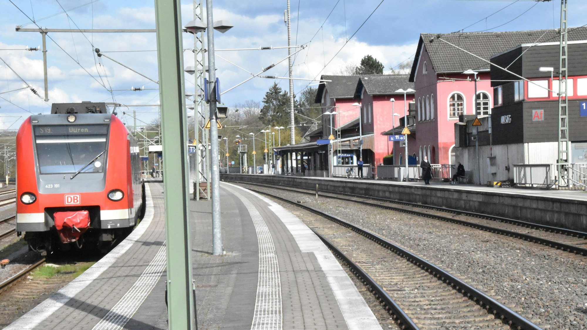 Eine S-Bahn fährt in den Bahnhof Au ein.