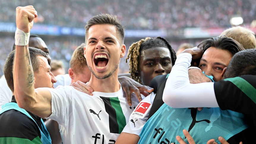 Julian Weigl (2.v.l.) jubelt mit seinen Mitspielern bei Borussia Mönchengladbach im Bundesliga-Spiel gegen den 1. FC Köln am 9. Oktober 2022.