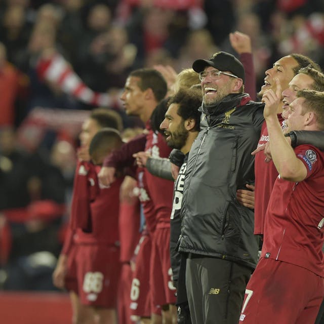 Liverpool-Coach Jürgen Klopp feiert mit seiner Mannschaft.