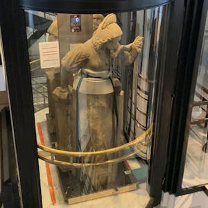 Die Steinskulptur der Schneidersfrau vom Kölner Heinzelmännchenbrunnen im Fahrstuhl des neuen Stadtmuseums.