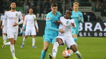 Cedric Itten (l.) bei seinem bisher einzigen Auftritt im Borussia-Park: Hier bestreitet der Schweizer einen Zweikampf mit Landsmann Denis Zakaria.