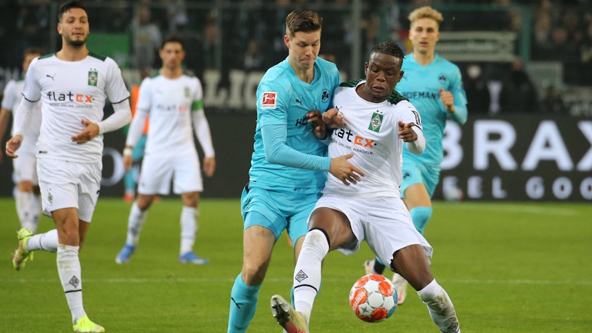 Cedric Itten (l.) bei seinem bisher einzigen Auftritt im Borussia-Park: Hier bestreitet der Schweizer einen Zweikampf mit Landsmann Denis Zakaria.