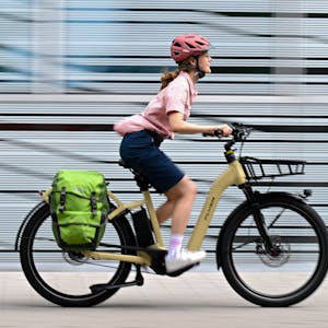 Eine Frau fährt auf einem E-Bike