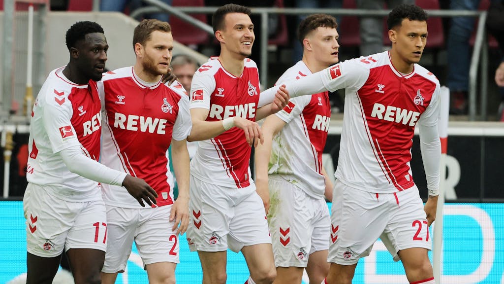 Die Spieler des 1. FC Köln jubeln über ein Tor gegen Mainz 05.