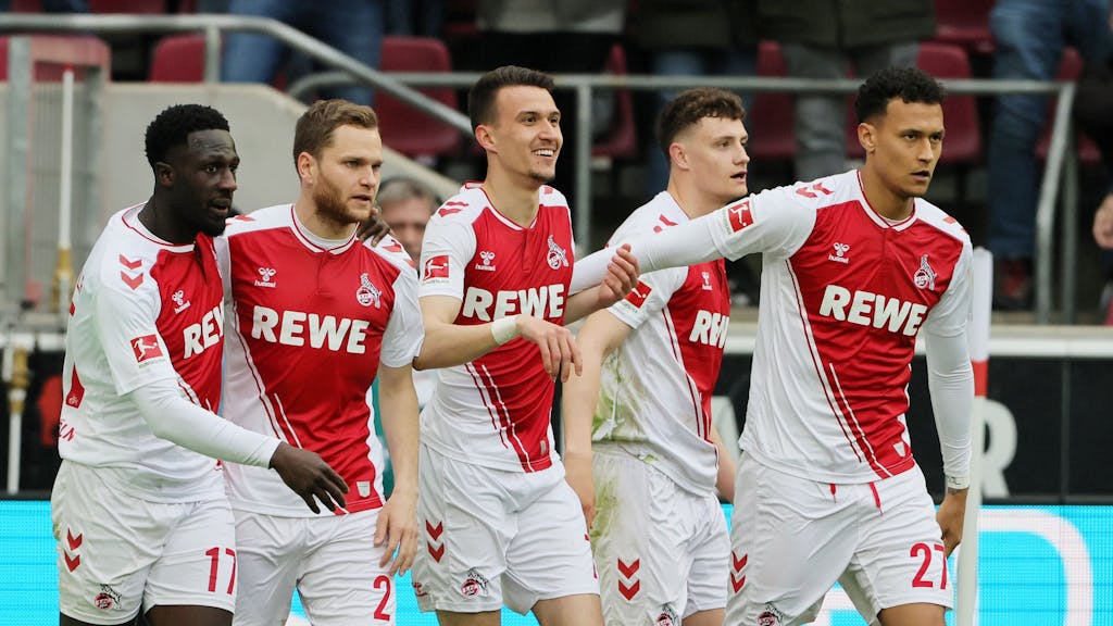 Die Spieler des 1. FC Köln bejubeln ein Tor gegen den FSV Mainz 05.