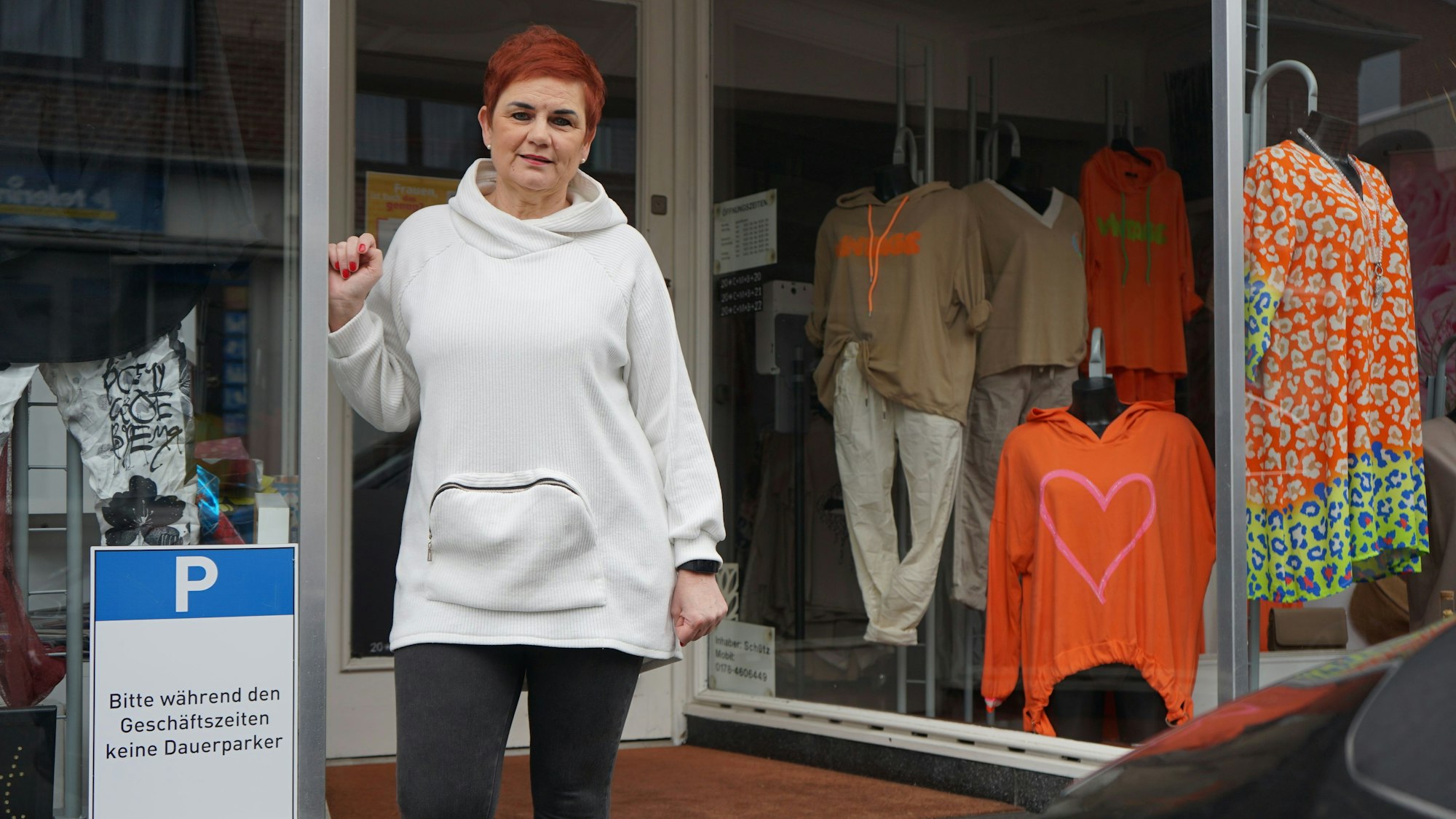 Das Bild zeigt Birgit Schütz vor ihrem Ladenlokal.