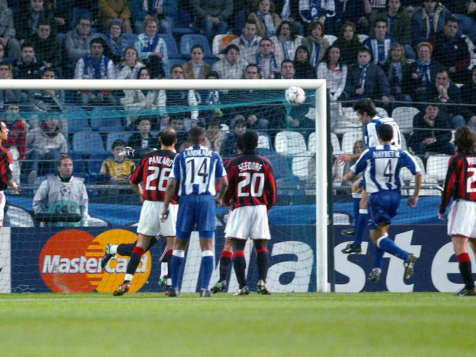 Juan Carlos Valeron (oben re., La Coruna) erzielt per Kopfball das 2:0, ganz Milan schaut regungslos zu.