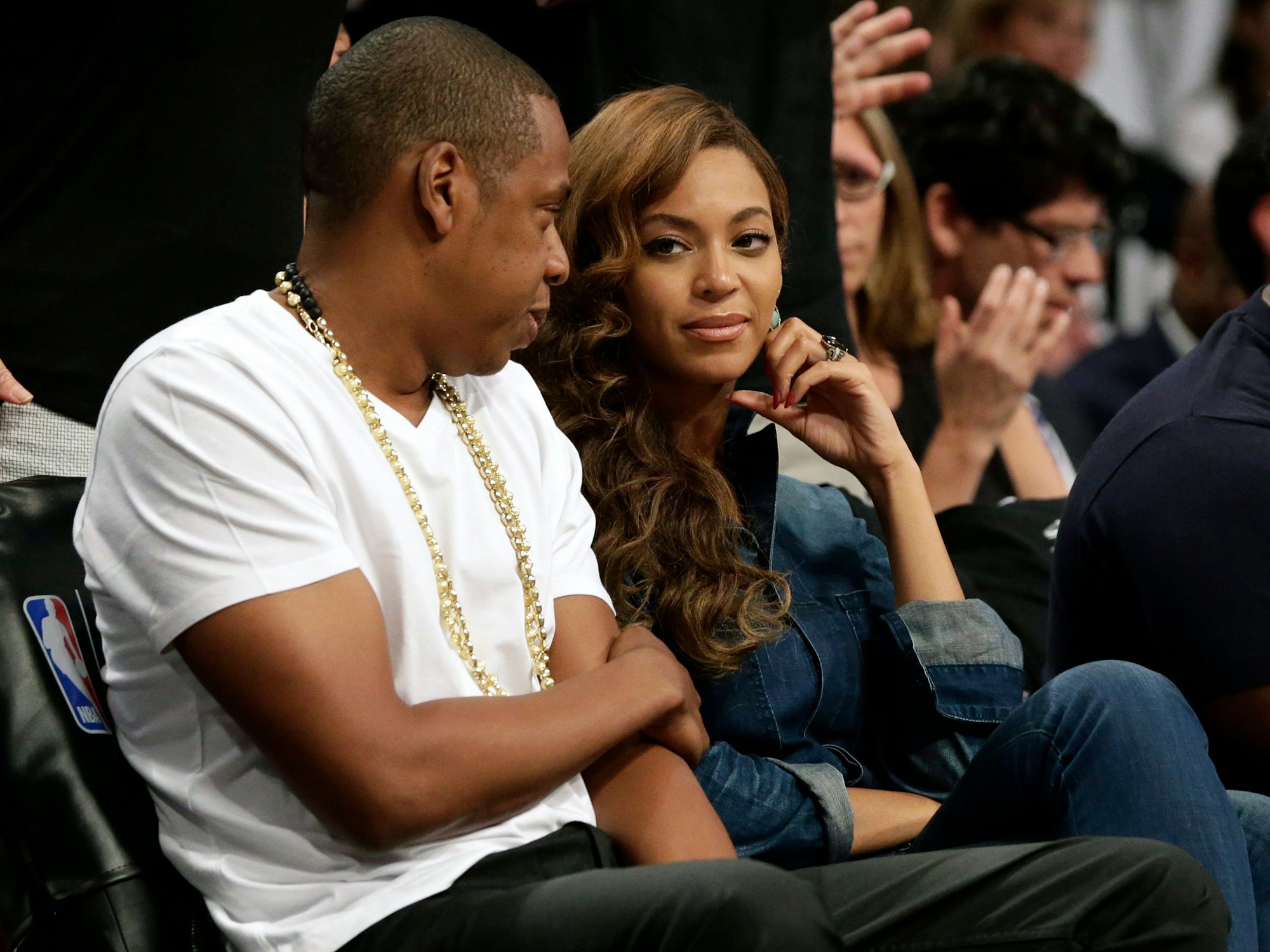Beyoncé und Jay-Z schauen sich bei einem Basketballspiel in die Augen