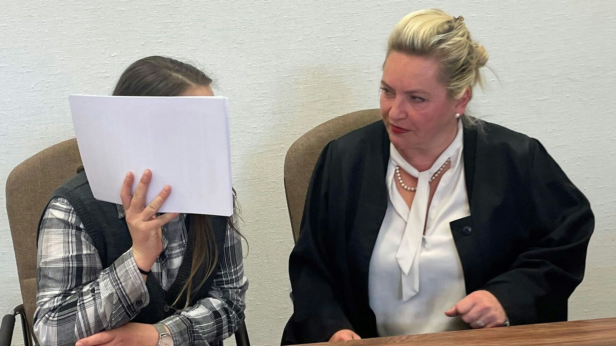 Die Angeklagte mit ihrer Verteidigerin Harriet Krüger im Landgericht Köln