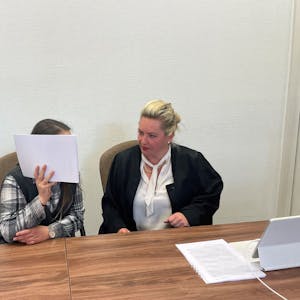 Die Angeklagte (l.) mit ihrer Verteidigerin Harriet Krüger beim Prozessauftakt im Kölner Landgericht.