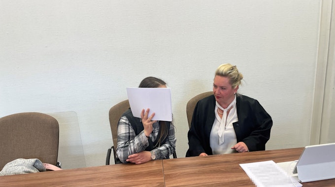 Die Angeklagte mit ihrer Verteidigerin Harriet Krüger beim Prozessauftakt im Kölner Landgericht.