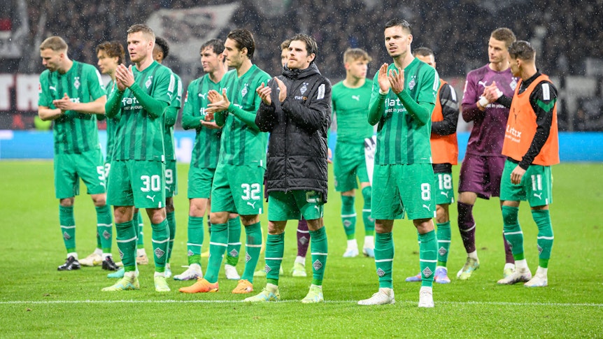 Die Spieler von Borussia Mönchengladbach stehen nach dem 1:1 bei Eintracht Frankfurt am 15. April 2023 vor dem Gästeblock.