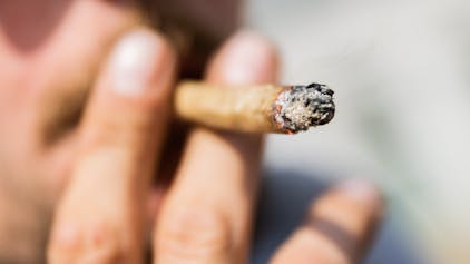 Ein Mann raucht bei einer Demonstration für eine zügige Legalisierung von Cannabis einen Joint mit Medizinalcannabis.&nbsp;