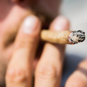 Ein Mann raucht bei einer Demonstration für eine zügige Legalisierung von Cannabis einen Joint mit Medizinalcannabis.&nbsp;